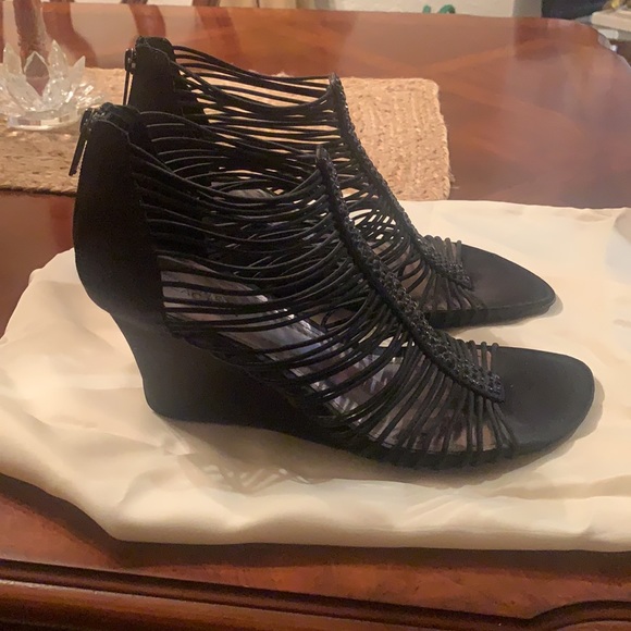 Kenneth Cole gently worn . - Picture 2 of 2